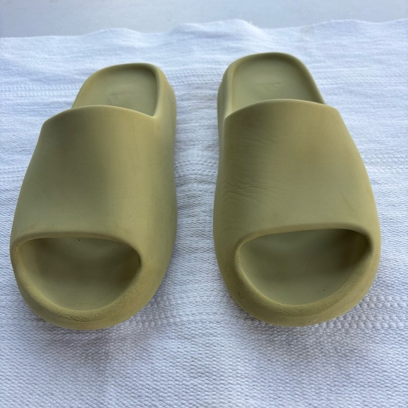 adidas gazelle silver green womens adidas GZ9864 Yeezy 450 Slide Cream Mens Sandals main image 0